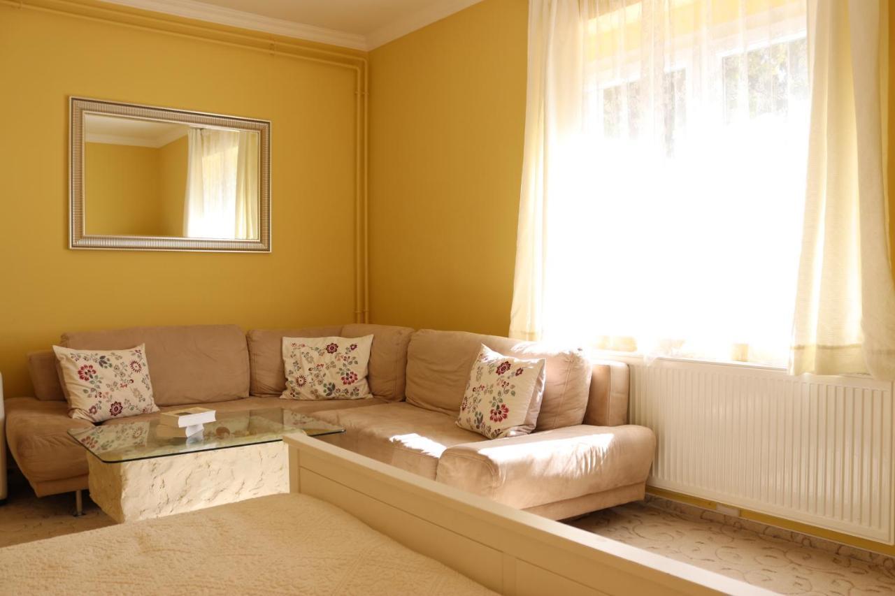Grape&Wine Guesthouse เอ็กเกอร์ ภายนอก รูปภาพ