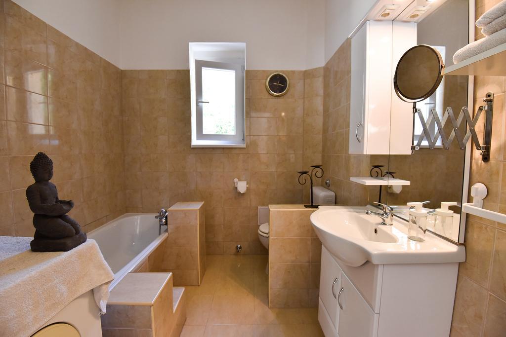 Grape&Wine Guesthouse เอ็กเกอร์ ภายนอก รูปภาพ